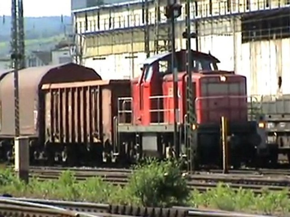 BR185 mit Schiebewandwagen durchquert Bf Neuwied Richtung Süden und BR294 rangiert