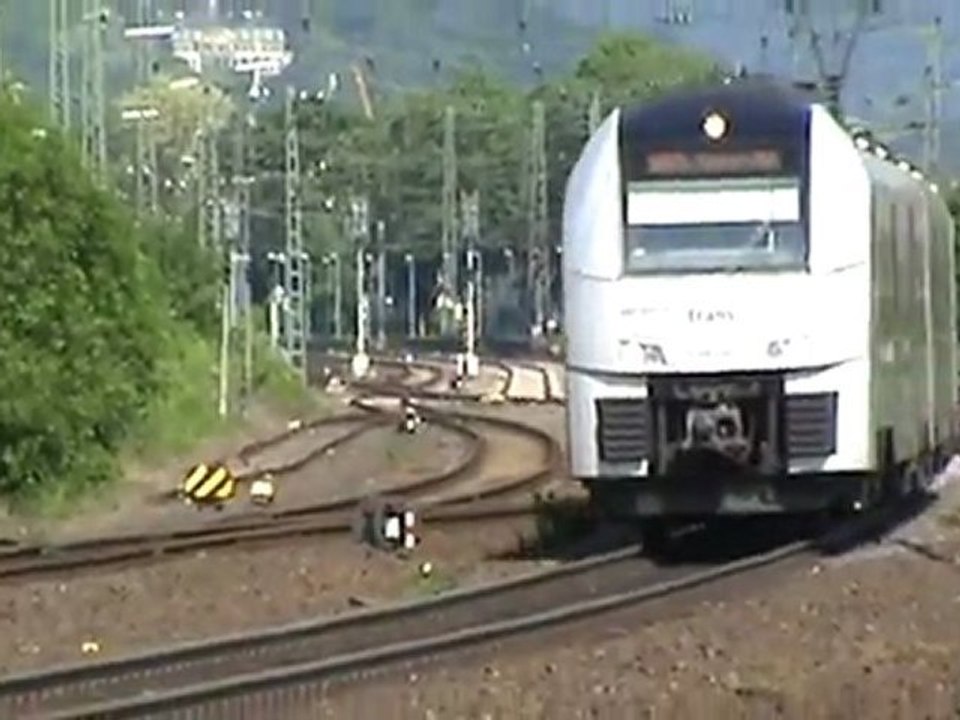 Desiro triebwagen der mittelrheinbahn verlässt bf remagen richtung koblenz