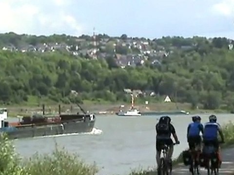 BR185 mit Intermodalzug bei Erpel Richtung Bonn Köln, Schiffsverkehr und Basaltverladung