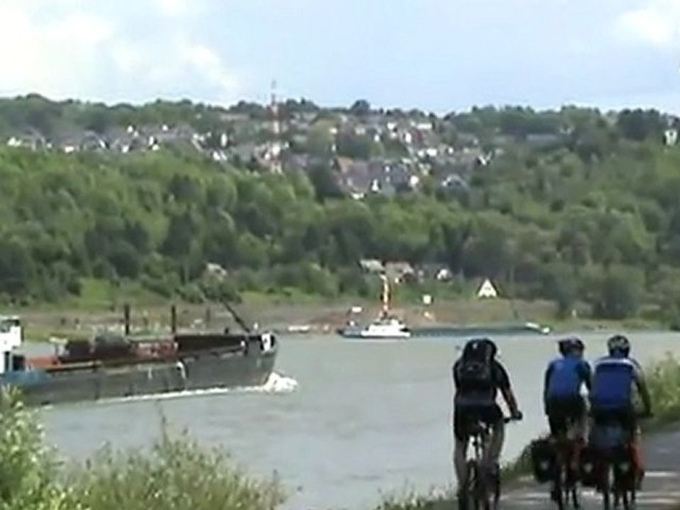 BR185 mit Intermodalzug bei Erpel Richtung Bonn Köln, Schiffsverkehr und Basaltverladung