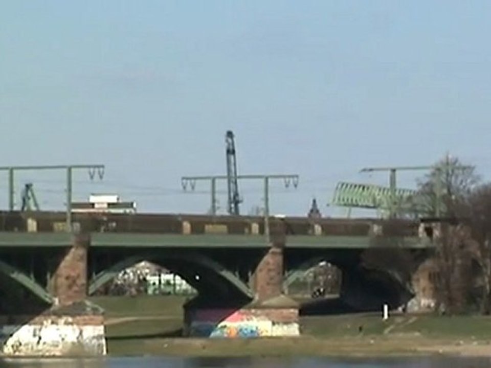 BR189 überquert mit gemischtem Güterzug die kölner Südbrücke in Richtung Rbf Gremberg