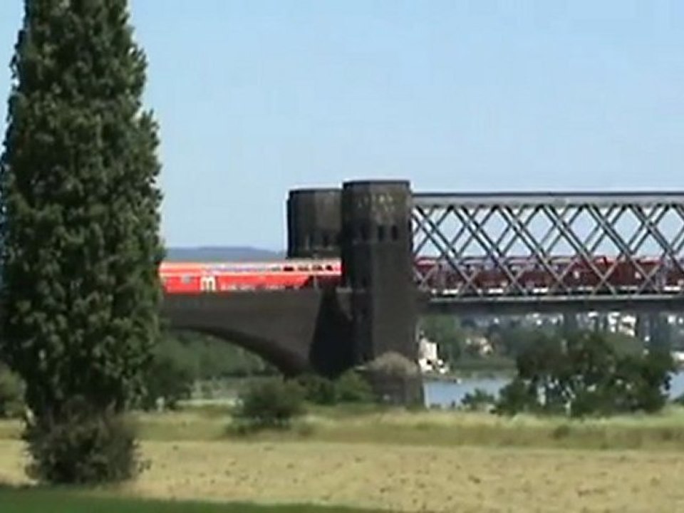 Zweimal BR143 mit Dostos auf der Rheinbrücke bei Urmitz