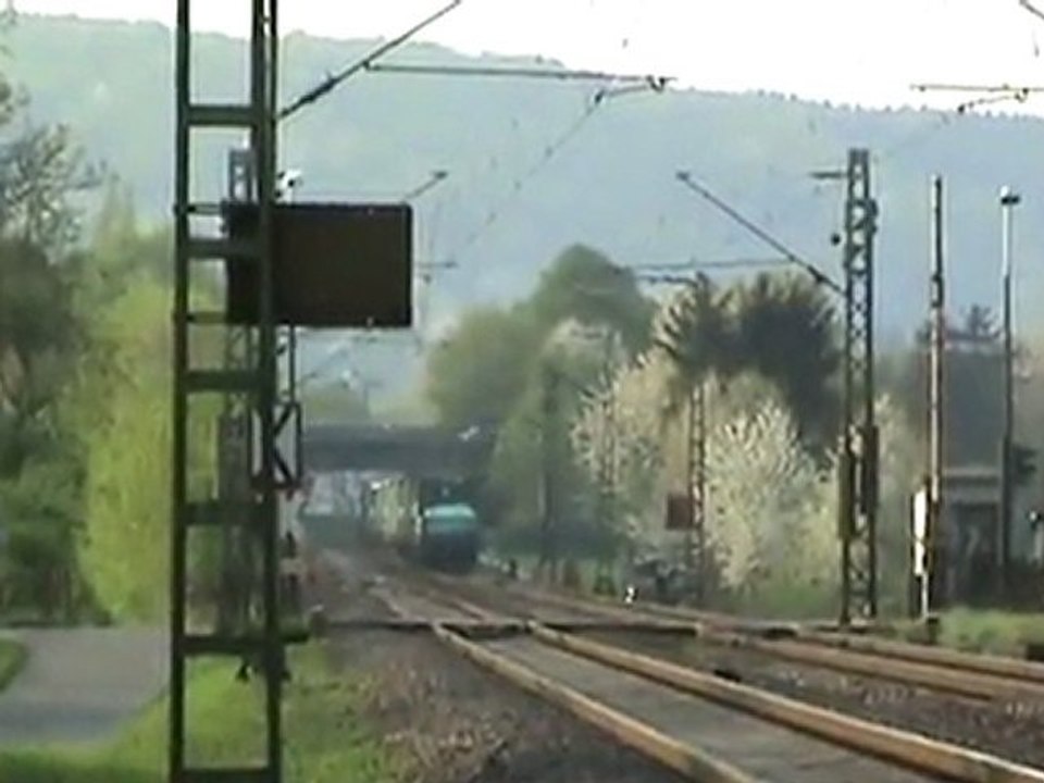 BR152 bei Unkel mit Intermodalzug nach Köln Bonn