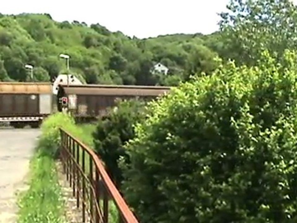 BR152 mit gemischtem Güterzug bei Unkel Richtung Neuwied