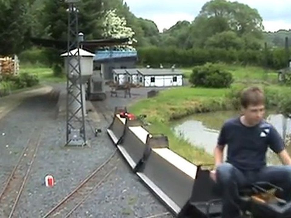 Feldbahnen auf siebeneinviertel Zoll Spur zirkulieren um Jürgens Ententeich