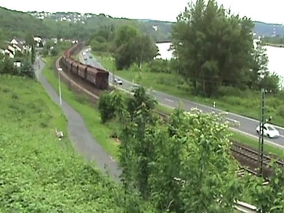 BR151 in Doppeltraktion vor Erzlorenzug kurz vor Linz am Rhein