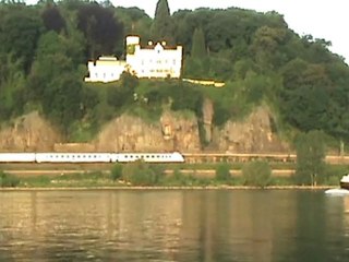 BR101 mit IC Richtung Bonn und Rheinschiff nach Süden bei Unkel