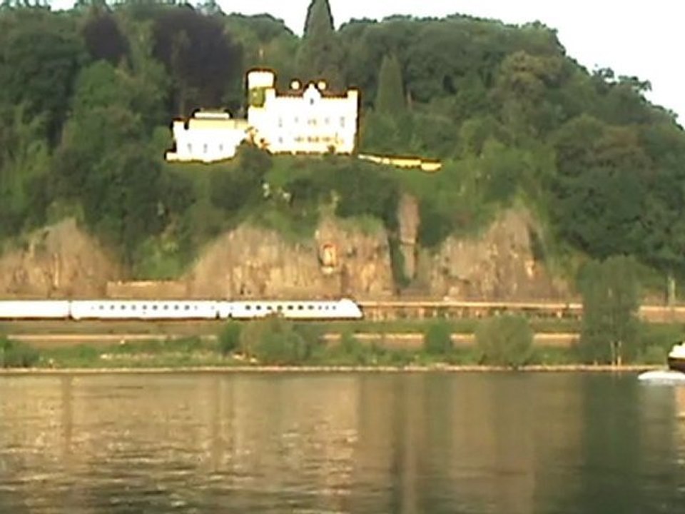 BR101 mit IC Richtung Bonn und Rheinschiff nach Süden bei Unkel