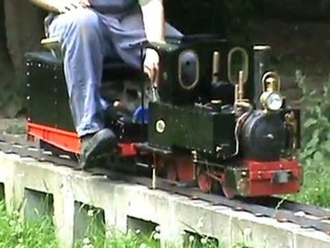 O&K Feldbahnlok auf fünf Zoll Spur wird repariert