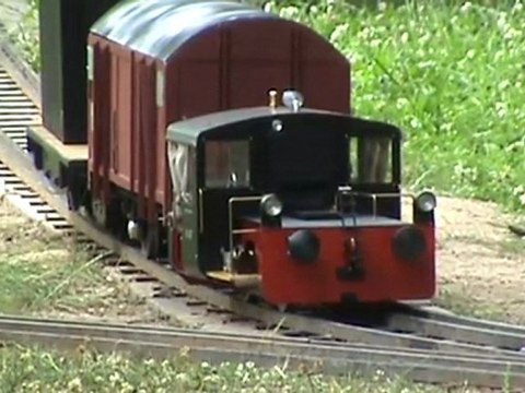 Benzol Köf auf fünf Zoll Spur fährt auf die Drehscheibenrampe