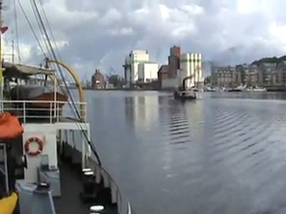 Dampfeisbrecher Stettin und Wal an der flensburger Kaimauer 001