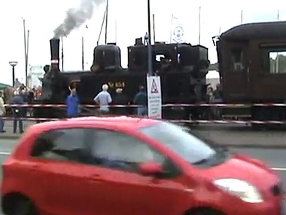 Zug Angelner Dampfeisenbahn trifft mit Dampflok F654 und V60 beim Dampfrundum ein