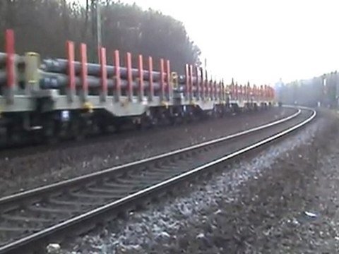 Alstom PRIMA 37500 von Veolia mit Rungenwagenzug trifft im Rbf Köln Gremberg ein