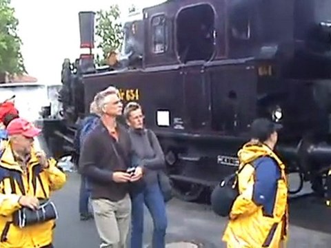 Zug Angelner Dampfeisenbahn trifft mit Dampflok F654 am Kohlepier Flensburg ein