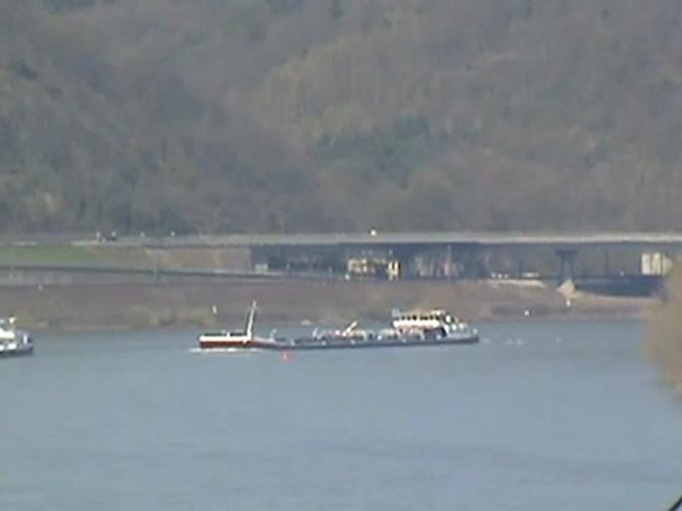 Rheinschiffe auf der Höhe des Unkelbachtales