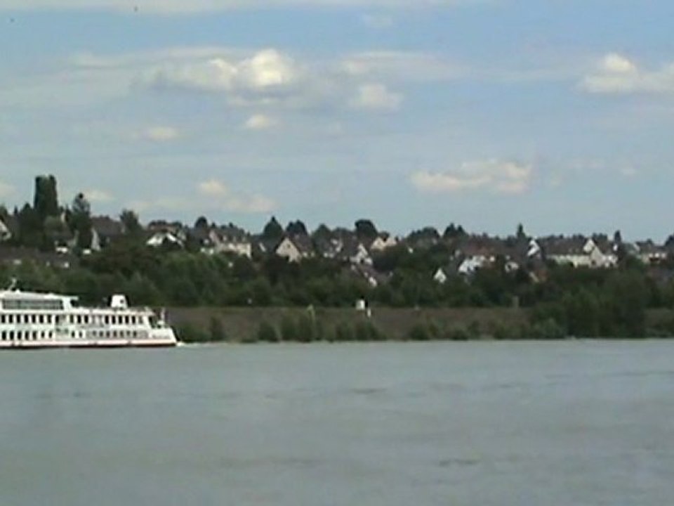 BR185 mit gedeckten Güterwagen kurz vor Eintreffen Bf Neuwied