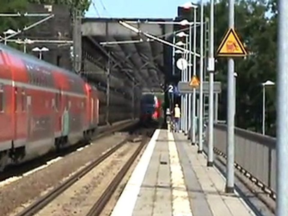 BR143 mit Dostos verläßt Haltepunkt Urmitz Rheinbrücke Richtung Neuwied