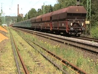 BR140 in Doppeltraktion mit Schüttgutwagenzug durchquert Bf Bad Hönningen Richtung Köln