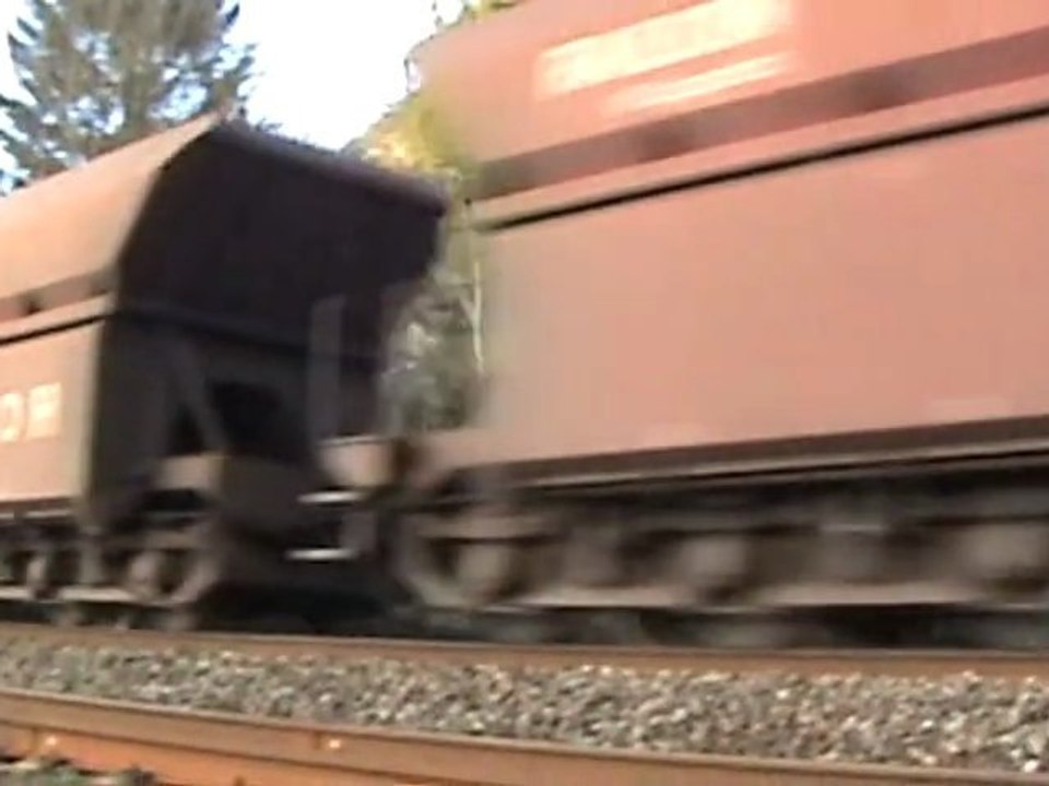 Zwei Doppeltraktionen bei Lehmen an der Mosel mit BR140 und BR151 vor Schüttgutwagenzügen