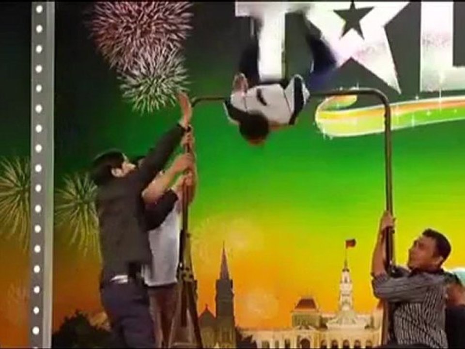 Nguyễn Văn Bôn biểu diễn xà đơn