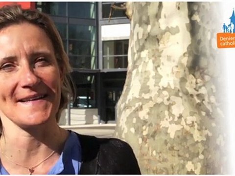 Anne donne au Denier de l'Eglise catholique en Isère