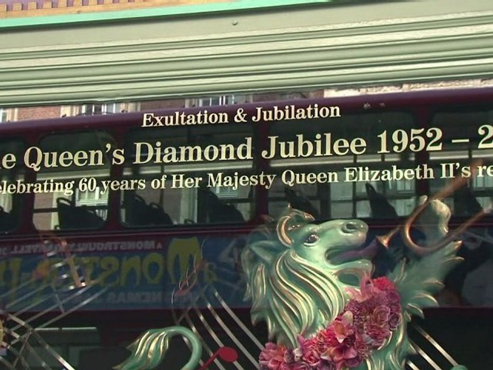 Grande-Bretagne: la reine en visite chez son épicier à Londres avec la duchesse de Cambridge