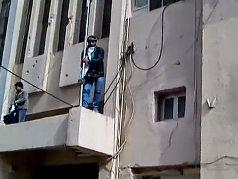 فري برس رفع علم الاستقلال فوق مبنى حزب البعث اعزاز جمعة التسليح 2 3 2012