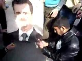 فري برس حلب حرق صورة الساقط في اعزاز جمعة التسليح 2 3 2012
