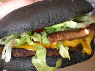 Nous avons testé le "DARK VADOR BURGER" !