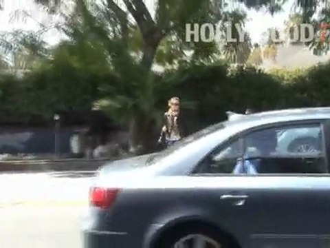 Olivia Wilde makes running errands look good!