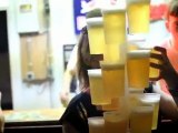 Une serveuse porte 20 bières en même temps (vidéo insolite) - AbsoluVideo