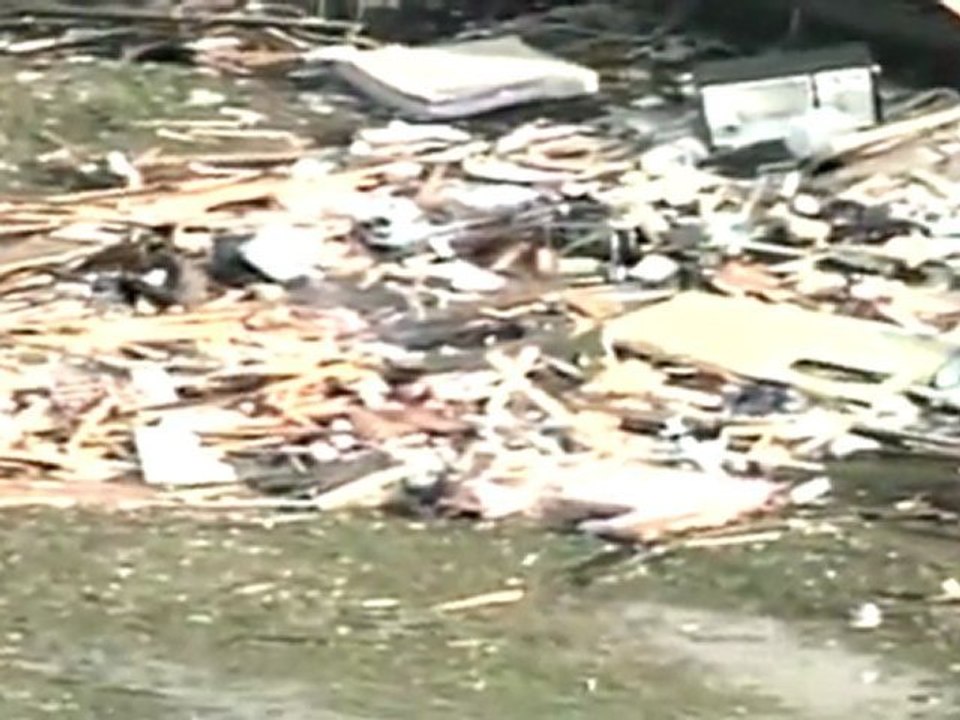 4 dead as 'enormous outbreak' of apparent tornadoes tear through U.S.