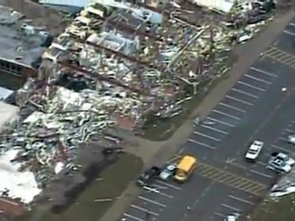 Deadly tornados sweep U.S. midwest