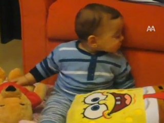 Uykuya direnen bebek