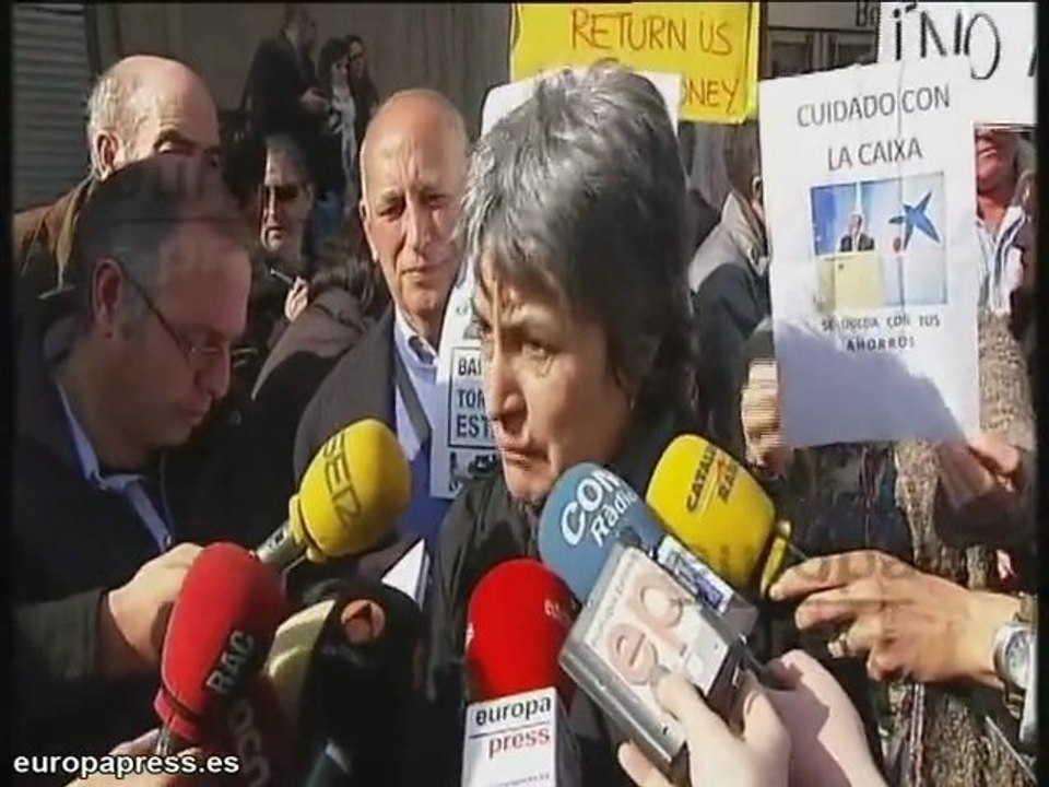 Cientos de personas reclaman su dinero en Barcelona