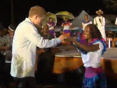 El príncipe Harry muestra sus dotes en el baile durante una visita a Belice