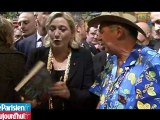 Opération séduction de Marine Le Pen au stand des DOM-TOM