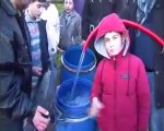 فري برس عقاب أهالي حمص ححي الخالدية بقطع المياه و التجمع حول سيارات توزيع المياه نهارا 3 3 2012