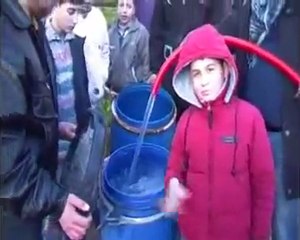 فري برس عقاب أهالي حمص ححي الخالدية بقطع المياه و التجمع حول سيارات توزيع المياه نهارا 3 3 2012