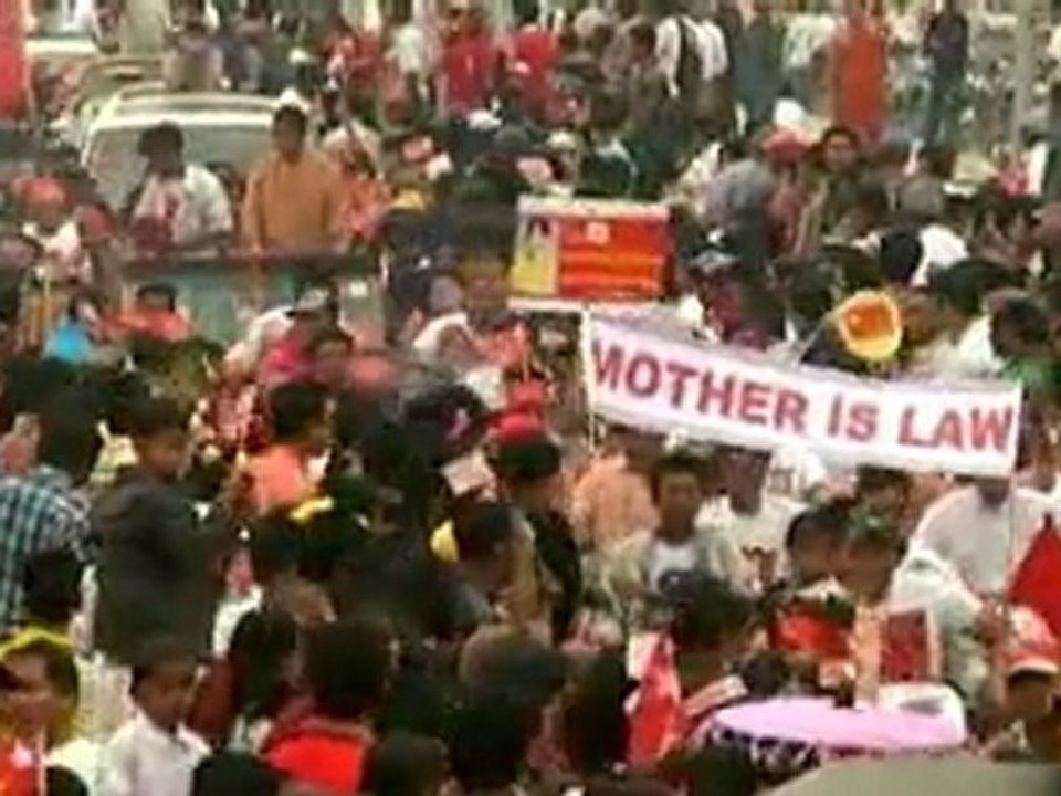 Suu Kyi campaigns in Mandalay