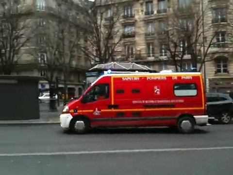 vsav AVENUE NIEL arrive sur malaise Fourgon D'apui et police déja présent