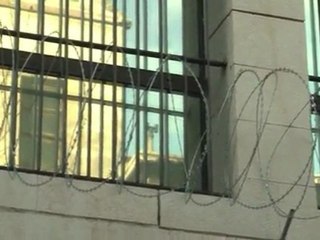 اعلن نيكولا ساركوزي ان فرنسا ستقفل سفارتها في دمشق