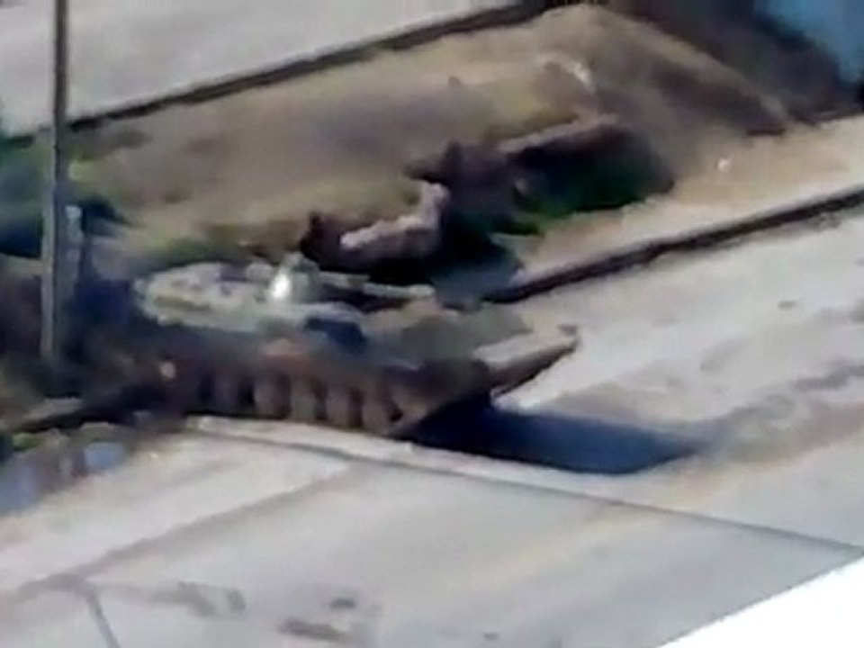 فري برس حماة   اقتحام حي الأربعين بالدبابات 3 3 2012