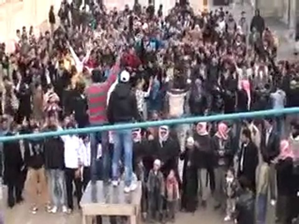 فري برس   مظاهرة رغم القصف في حمص حي الربيع العربي جمعة تسليح الجيش الحر 2 3 2012