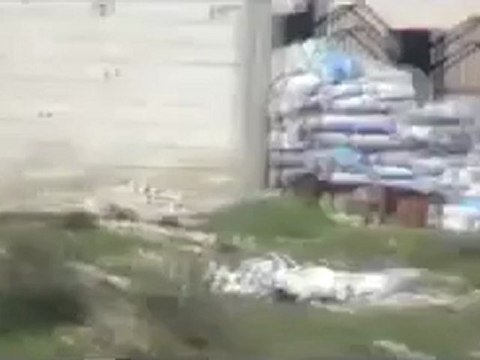 فري برس مشهد يوضح مكان الحاجز و فتحتات القناصات