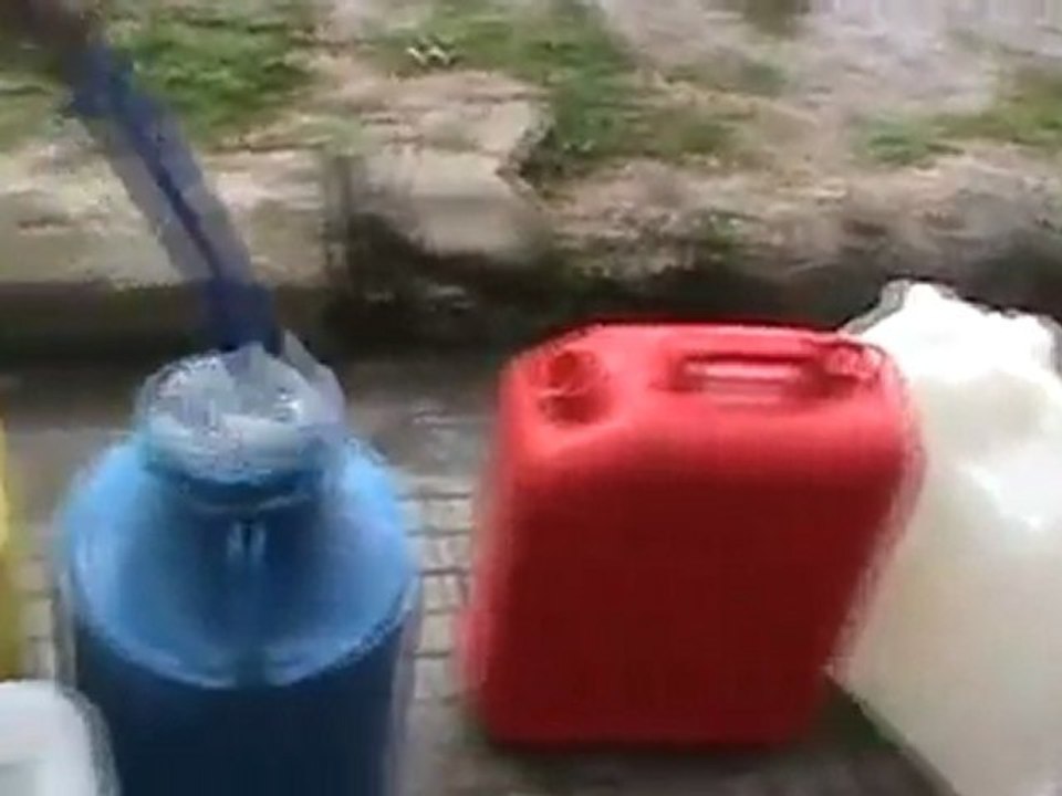 فري برس   حمص القصور عقاب أهالي حي القصور  بنقطاع المياه والكهرباء عن الحي منذ 5 أيااام 3 3 2012