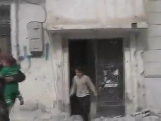 فري برس   حمص باباعمرو  انقاذ السكان من القصف 6 2 2012