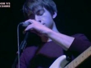 arctic monkeys-a certain romance(live)