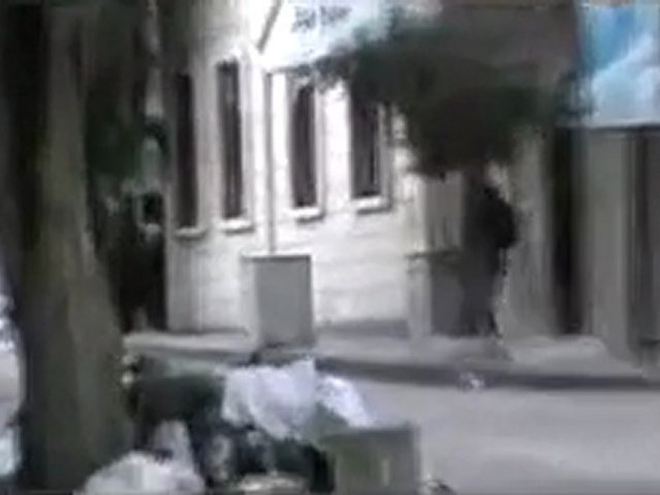 فري برس حمص باب السباع الجيش الحر  يتصدى لكتائب الاسد  اثناء اطلاق النار على المتظاهرين 20 1 2012