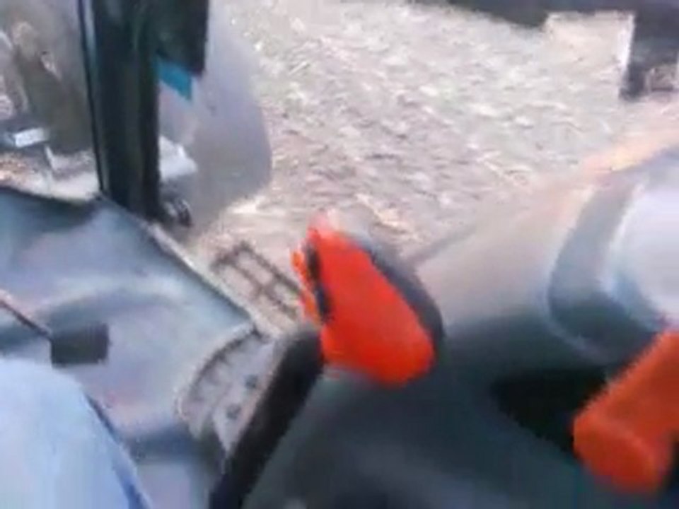 NEW HOLLAND TL100A AYÇİÇEK SAPLARINA GOBRA ÇEKİYOR...!!2011 part2